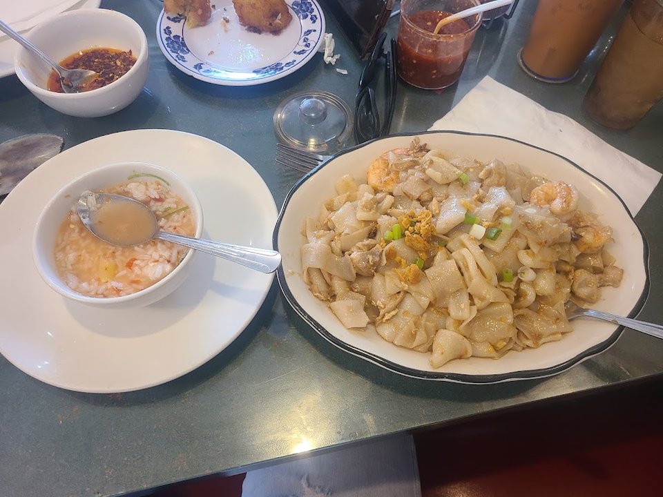 Menu page with Thai soups, rice, and seafood dishes.